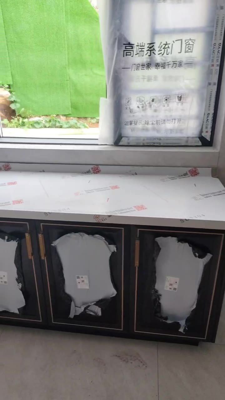 怀化欧总家窗下水槽段，深色门板 + 金色边框，下沉式大单盆与不锈钢台面一体焊接